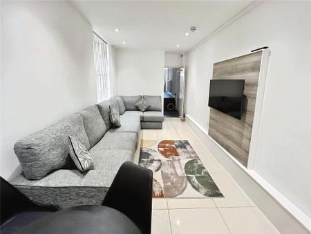 1 bedroom in a house share to rent - Photo 2