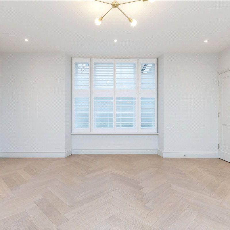 This stunning three bedroom apartment has been fully refurbished and benefits from a large living room as well as use of the gated communal gardens of Bryanston Square. - Photo 1