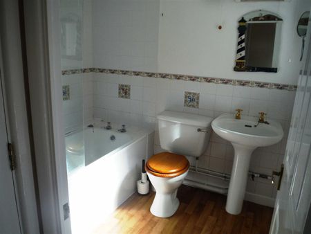 The Mercers, High Street, West Lavington, SN10 - Photo 3
