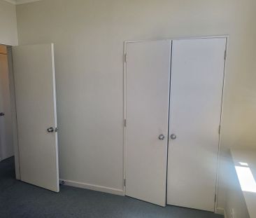 Spacious 4BR Newtown Apt w/ Parking - Photo 3