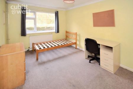 4 bedroom semi-detached house to rent - Photo 4