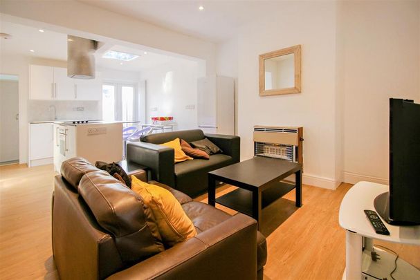 4 bedroom terraced house to rent - Photo 1