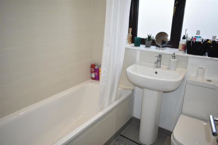 3 bedroom terraced house to rent - Photo 3