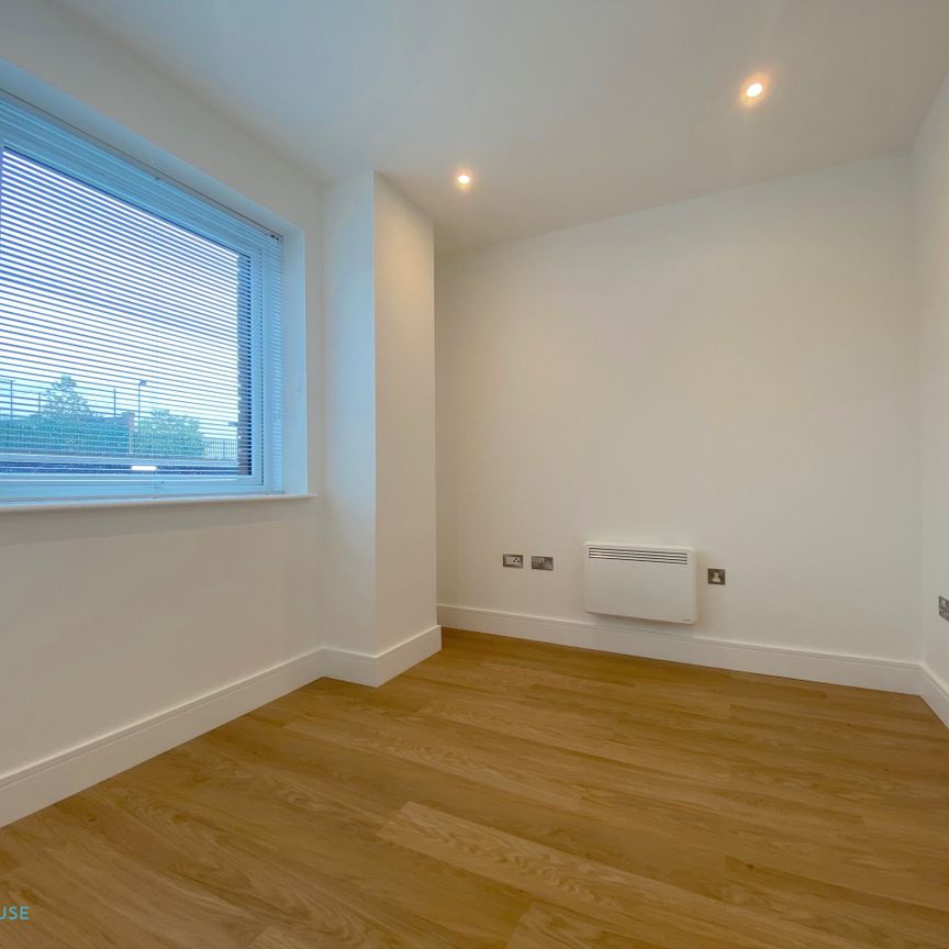 Papermill House, South Street, Romford, RM1 - One Bedroom Flat To Rent - £310pw / £1,345pcm - Photo 1