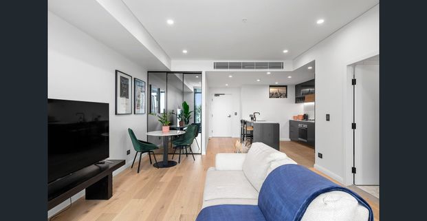 Get Ready: Fully furnished apartment in new development opposite Petersham station - Photo 1