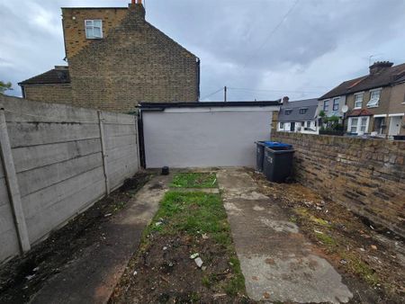 4 bedroom end of terrace house to rent - Photo 4