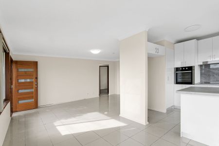 3 Bedroom 1.5 Bathroom modern duplex with double car garage - Photo 4