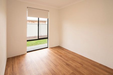 Family Home in Fantastic Location! - Photo 4