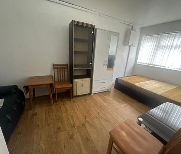 3 bedroom house of multiple occupation to rent - Photo 2