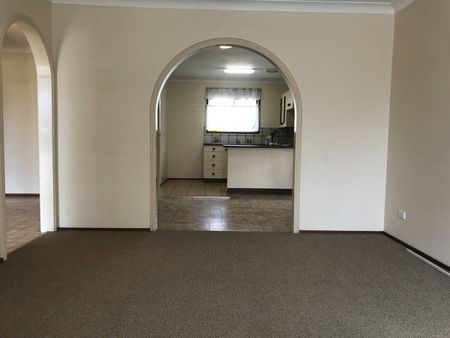 THREE BEDROOM VILLA IN QUIET CUL-DE-SAC - Photo 2