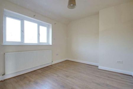 St Johns Road, Aylesbury, HP20 - Photo 4