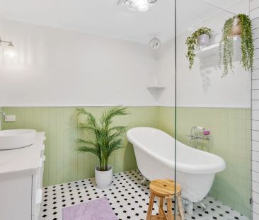 Spacious 2-Bedroom Townhouse, 250 metres to the beach – Water & Law... - Photo 1