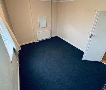 3 bedroom flat to rent - Photo 4