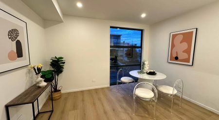 Central location and brand new luxury - Photo 4