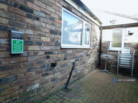 1 bedroom in a house share to rent - Photo 5