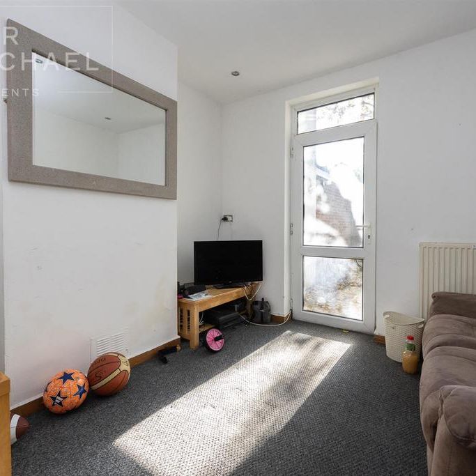 4 bedroom end of terrace house to rent - Photo 1