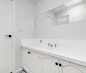 A Family Gem in a Prime Frankston South Location - Photo 3