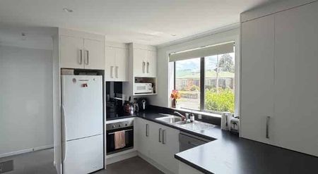 Spacious 4-Bed, 3-Bath Double Storey Townhouse - Photo 4