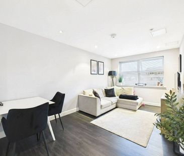 2 bedroom Flat in Elmhurst Court, Camberley - Photo 2