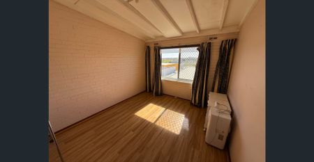 One bedroom UNFURNISHED unit in excellent location - Photo 4