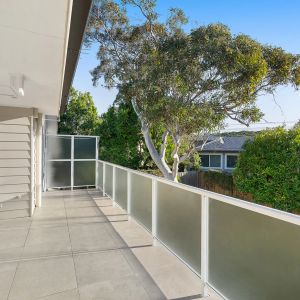 Stunning Upper Duplex - Utilities Included - Photo 3