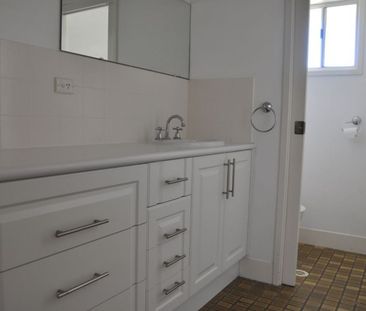 Prime Location Close to Schools & Shops! - Photo 4