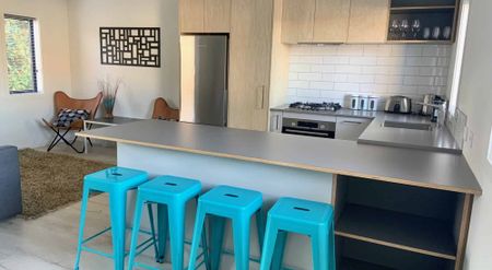 Fully Furnished Spacious Inner City Apartment in Prime Location! - Photo 4