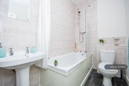 3 bedroom terraced house to rent - Photo 3