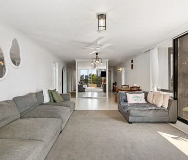 Spacious Ground Floor Apartment in Prime Coastal Location - Photo 3