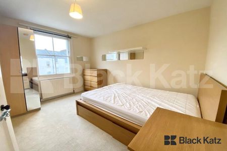 Georgian Townhouse, triplex, four double bedrooms, two bathrooms & Patio Garden - Photo 3