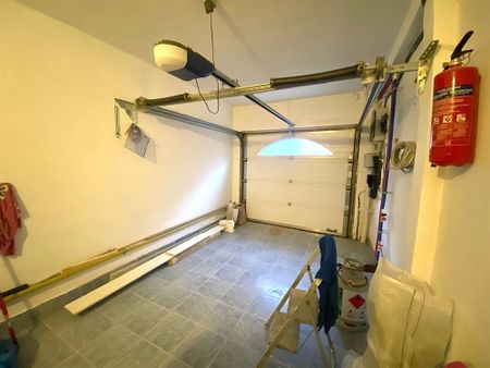 Ruime woning met vier slaapkamers en garage - Photo 4