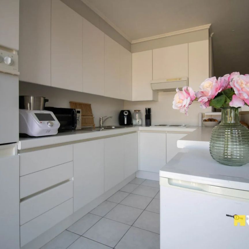 Centraal gelegen en instapklaar appartement (+/- 86 m²) op 2e verdieping met terras - Photo 1