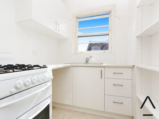 Conveniently located top floor 1 bedroom apartment set in a beautiful art deco security building. - Photo 1