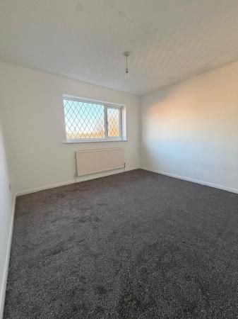 3 bedroom Semi-detached house To Let - Photo 5