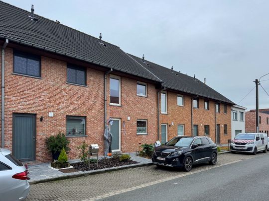 Rijwoning met 3 slaapkamers, garage en tuintje. - Photo 1