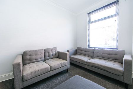 Welton Mount, Hyde Park, Leeds - Photo 2