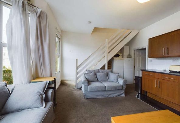 Top Floor Flat, Disraeli Road, London, SW15 - Photo 1