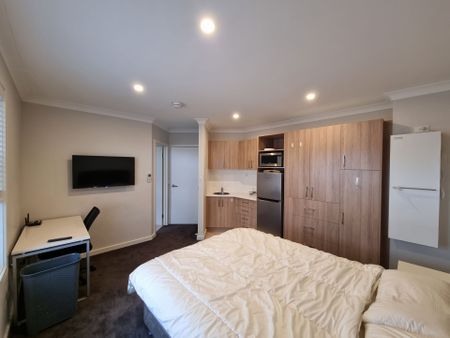 Modern Home - Share Home - All Bills Included in Rent - Photo 2