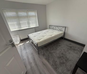 5 bedroom semi-detached house to rent - Photo 4