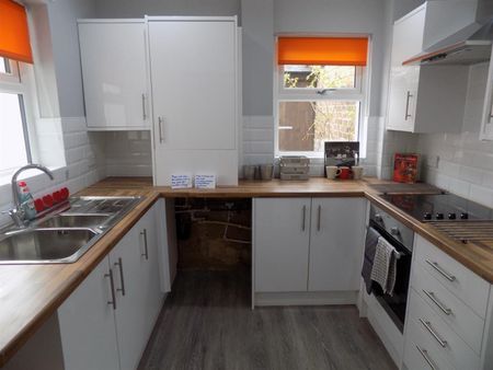 3 bedroom Flat To Let - Photo 5