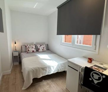 Room in a shared 6-bedroom apartment for rent in Valdeacederas. - Photo 4