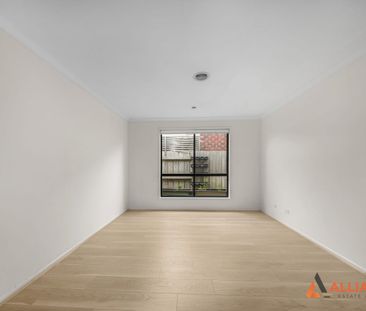 Comfortable 4-Bedroom Home with Study - Photo 2