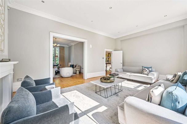 Beautiful semi-detached period family house with lawned garden - Photo 1