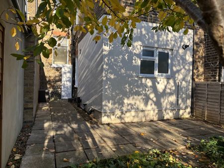 1 Bed Flat, Bassingham Road, SW18 - Photo 5