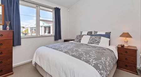Central 2 bedroom home with lovely garden - Photo 3