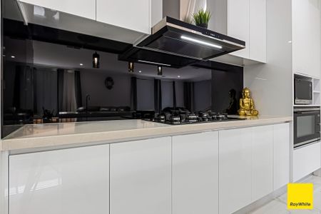 East-Facing Residence Combining Modern Comfort, Seamless Convenience & Timeless Style in Thornhill Park - Photo 3