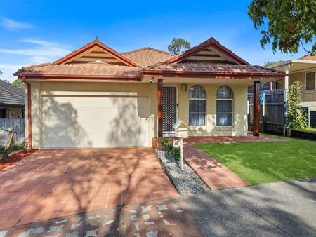 Modern Family Home Opposite Canterbury College - Photo 2