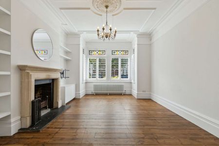 Beautifully renovated five bedroom home in Twickenham - Photo 2