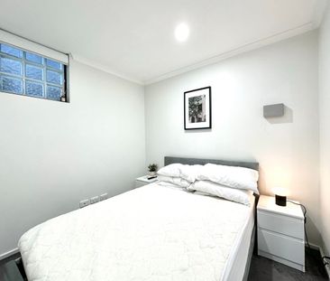 FURNISHED FLOORBOARD ONE BEDROOM APARTMENT AVAILABLE IN 139 LONSDAL... - Photo 3