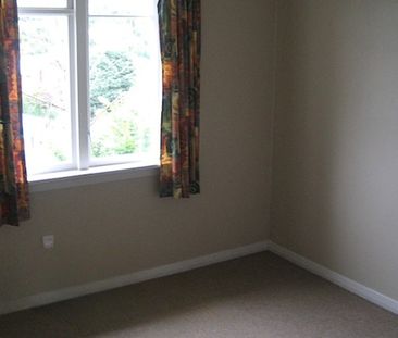 Tidy Three Bedroom - Photo 2